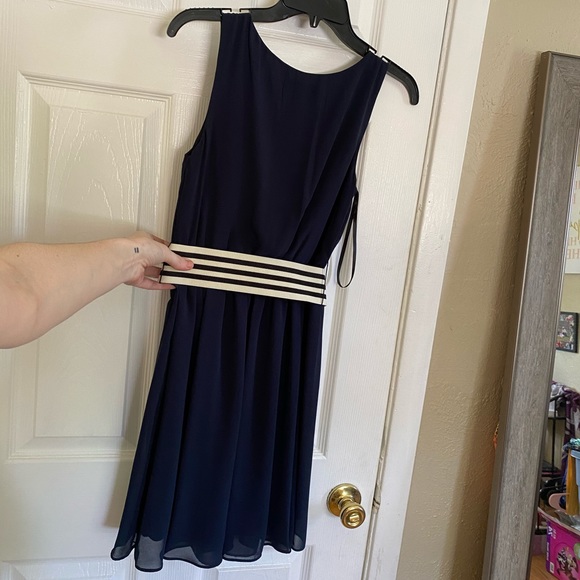 Dress w belt - Picture 4 of 5